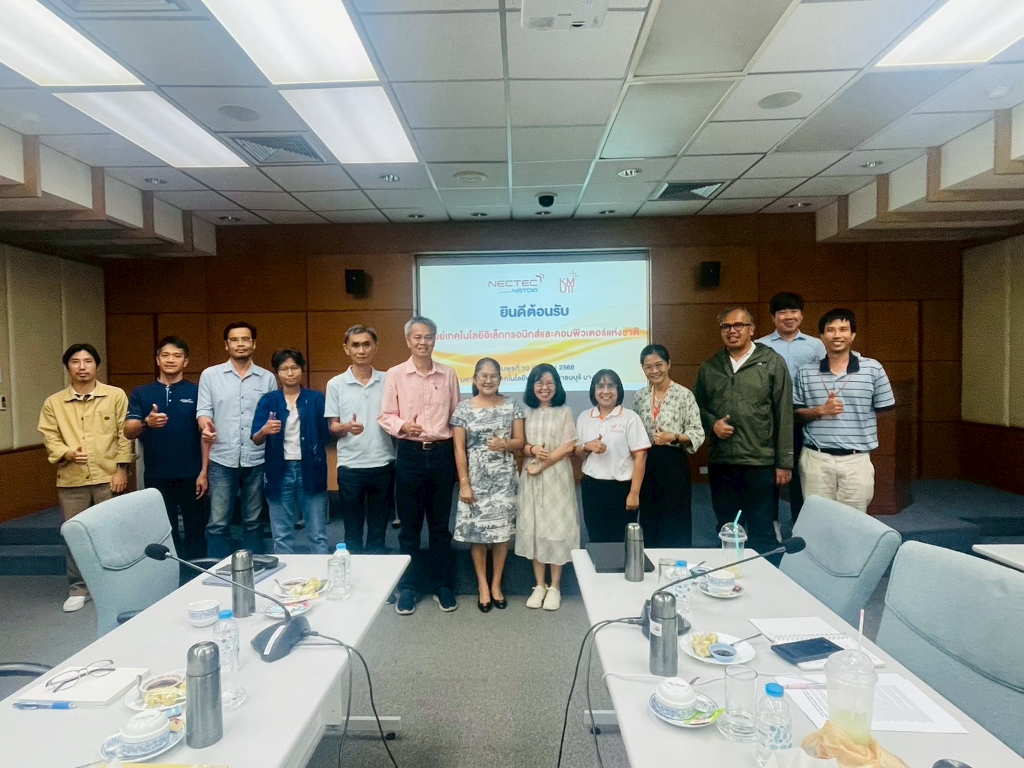 คณะนักวิจัยจากศูนย์เทคโนโลยีอิเล็กทรอนิกส์และคอมพิวเตอร์แห่งชาติ (NECTEC) และศูนย์เทคโนโลยีพลังงานแห่งชาติ (ENTEC) เยี่ยมชมห้องปฏิบัติการ สรบ.
