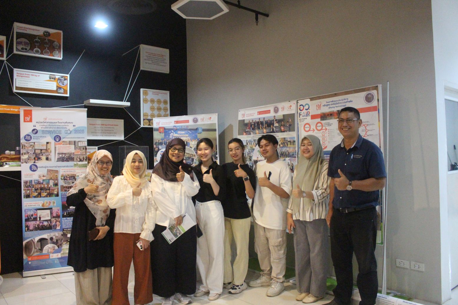 Prof. Dr. Ni Nyoman Tri Puspaningsih จาก Universitas Airlangga ประเทศอินโดนีเซีย และนักศึกษาระดับบัณฑิตศึกษา คณะทรัพยากรชีวภาพและเทคโนโลยี มจธ. เยี่ยมชมและศึกษาดูงานห้องปฏิบัติการ สรบ.