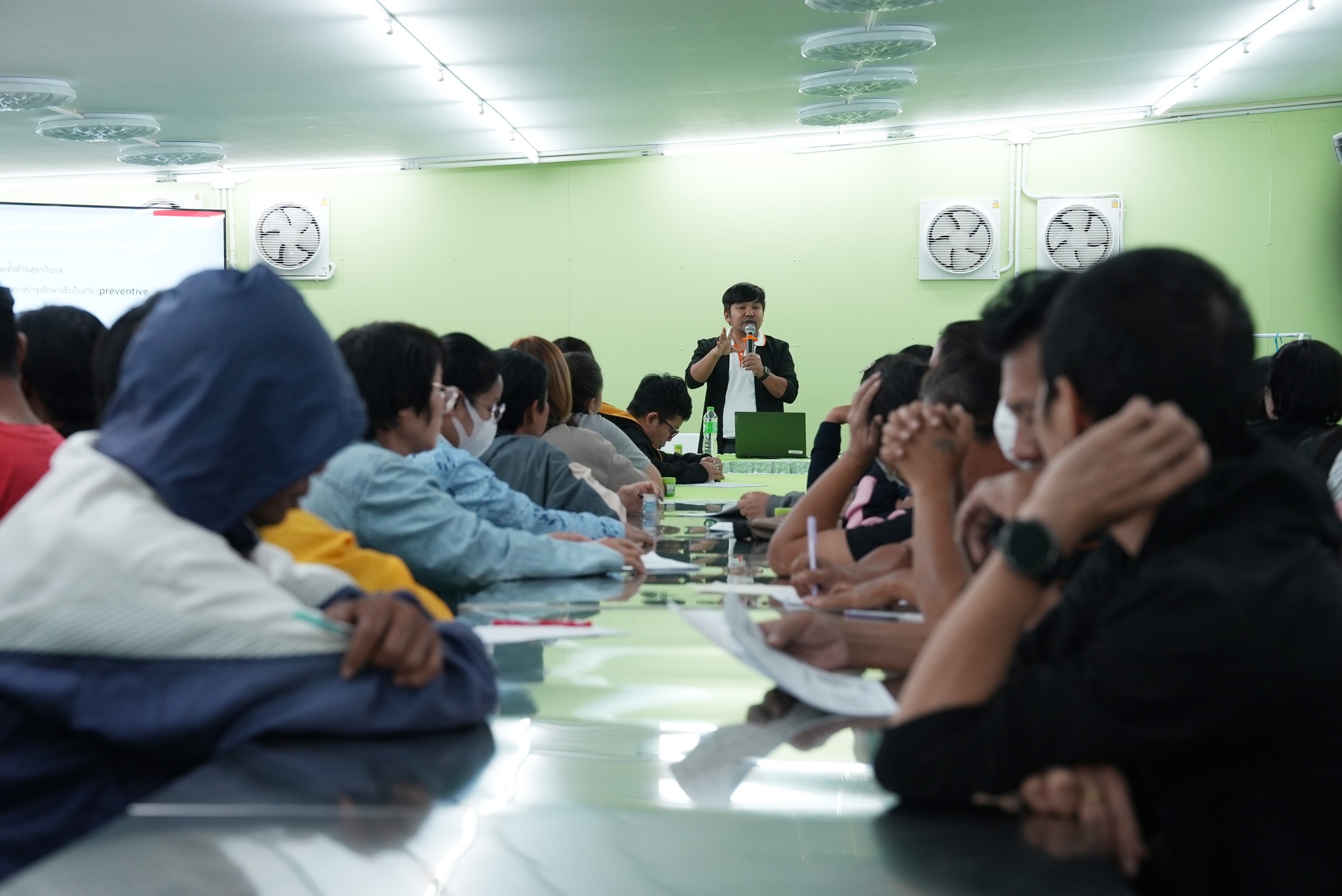 คุณสุทธิพจน์ แก้วบุญเรือง เป็นวิทยากรการอบรมเชิงปฏิบัติการ “แนวทางปฏิบัติเพื่อลดโอกาสการปนเปื้อนในสมุนไพรตามมาตรฐาน GMP ASEAN ขั้นพื้นฐาน”