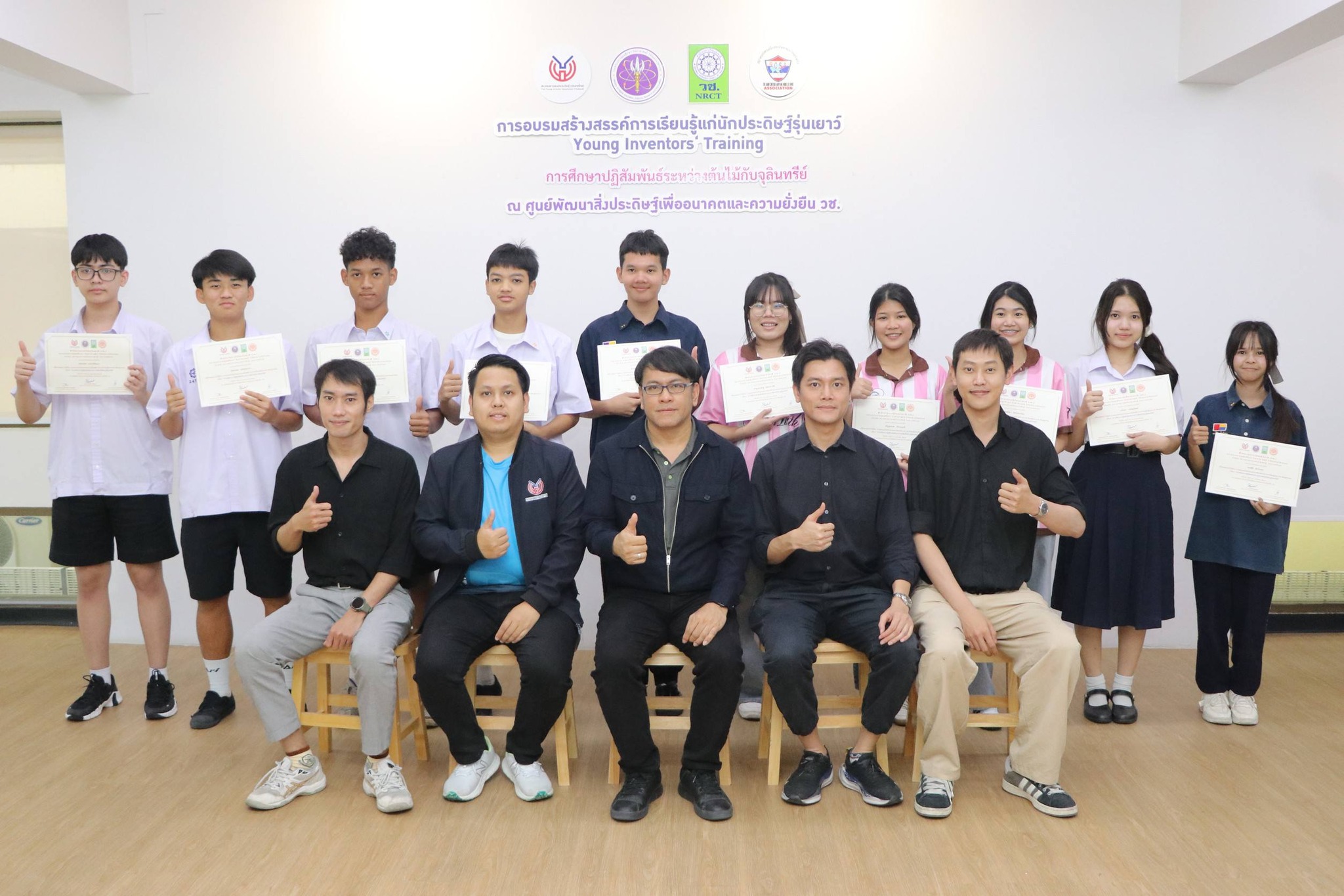 รศ.ดร.ชัยรัตน์ ตรีทรัพย์สุนทร หัวหน้าห้องปฏิบัติการ Remediation พร้อมด้วย ดร.อานนท์ เศษสูงเนิน และคณะ เป็นวิทยากรถ่ายทอดองค์ความรู้ เรื่อง “การศึกษาปฏิสัมพันธ์ระหว่างต้นไม้กับจุลินทรีย์”