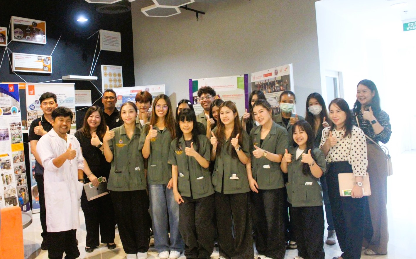 คณะอาจารย์และนักศึกษาคณะเทคโนโลยีอาหาร วิทยาลัยนวัตกรรมเกษตรและเทคโนโลยีอาหาร มหาวิทยาลัยรังสิต เยี่ยมชมห้องปฏิบัติการ สรบ.