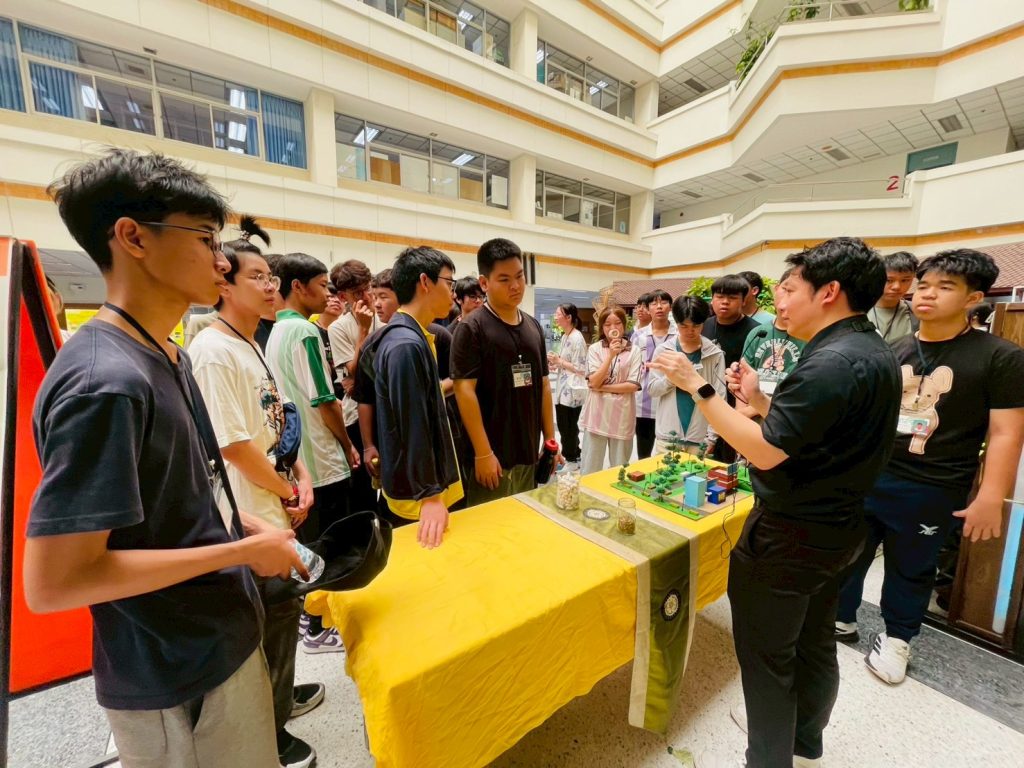 คณะอาจารย์และนักเรียนวิทยาลัยวิศว์-วิทย์ เยี่ยมชมห้องปฏิบัติการ สรบ.