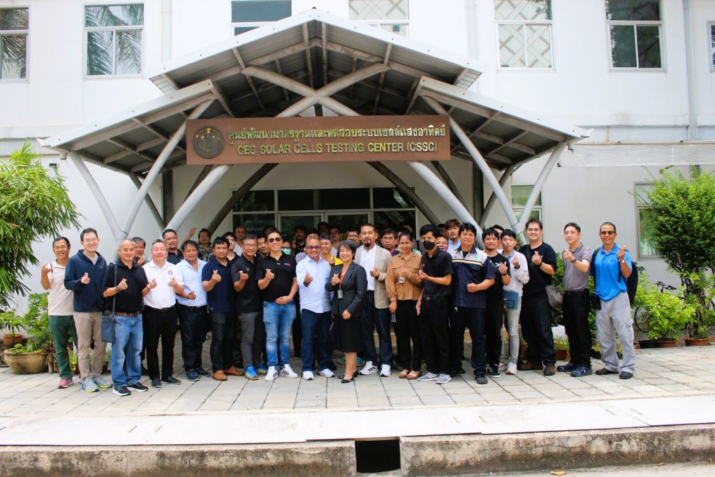 คณะผู้เข้าร่วมอบรมหลักสูตรพลังงานแสงอาทิตย์ เยี่ยมชมห้องปฏิบัติการด้านพลังงานทดแทนของ สรบ.