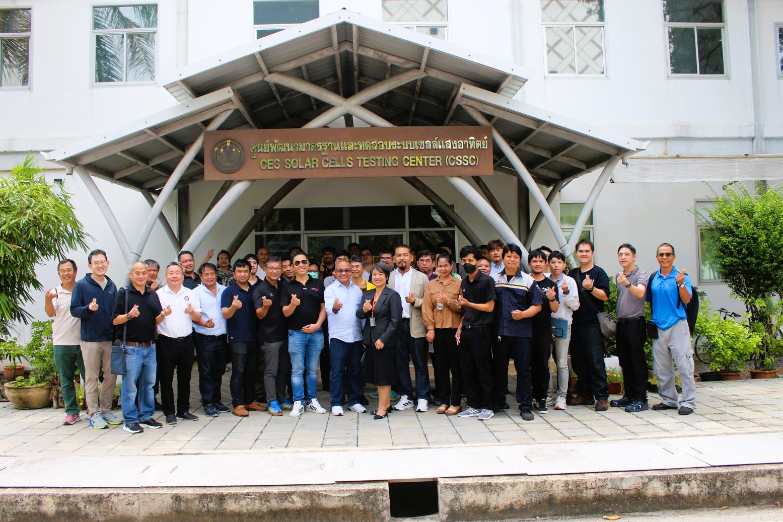คณะผู้เข้าร่วมอบรมหลักสูตรพลังงานแสงอาทิตย์ เยี่ยมชมห้องปฏิบัติการด้านพลังงานทดแทนของ สรบ.