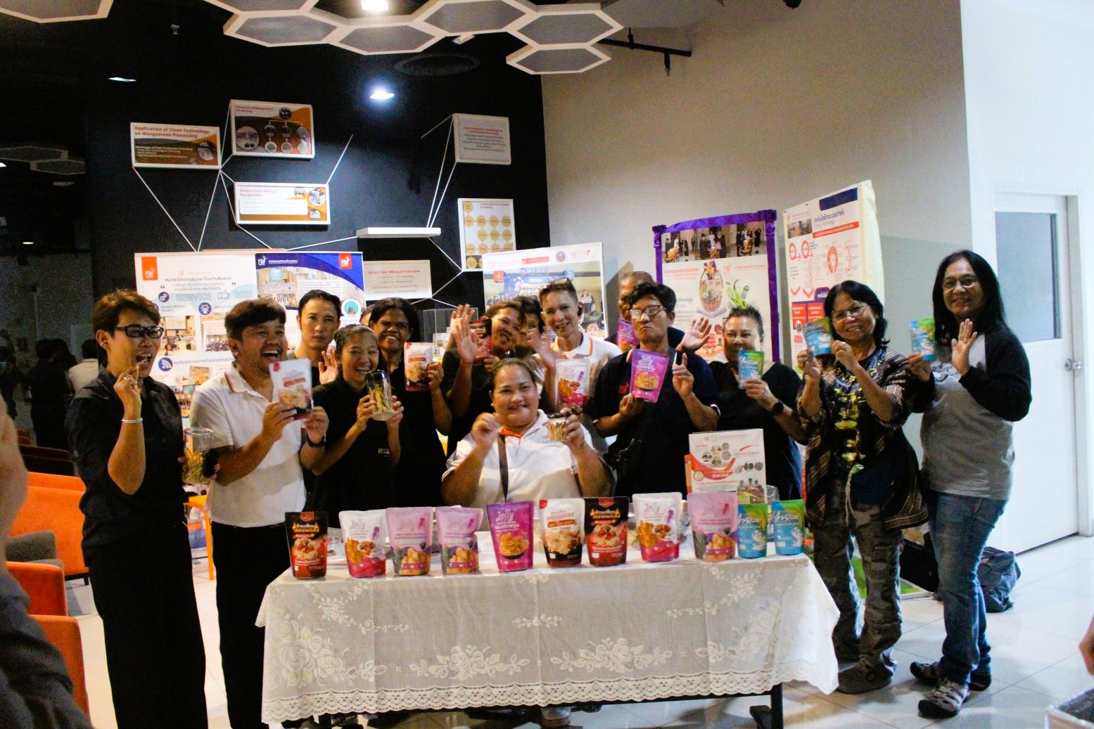 กลุ่มผู้พิการชุมชนคลองพิทยาลงกรณ์ เยี่ยมชมและศึกษาดูงานด้านนวัตกรรมอาหารของ สรบ.